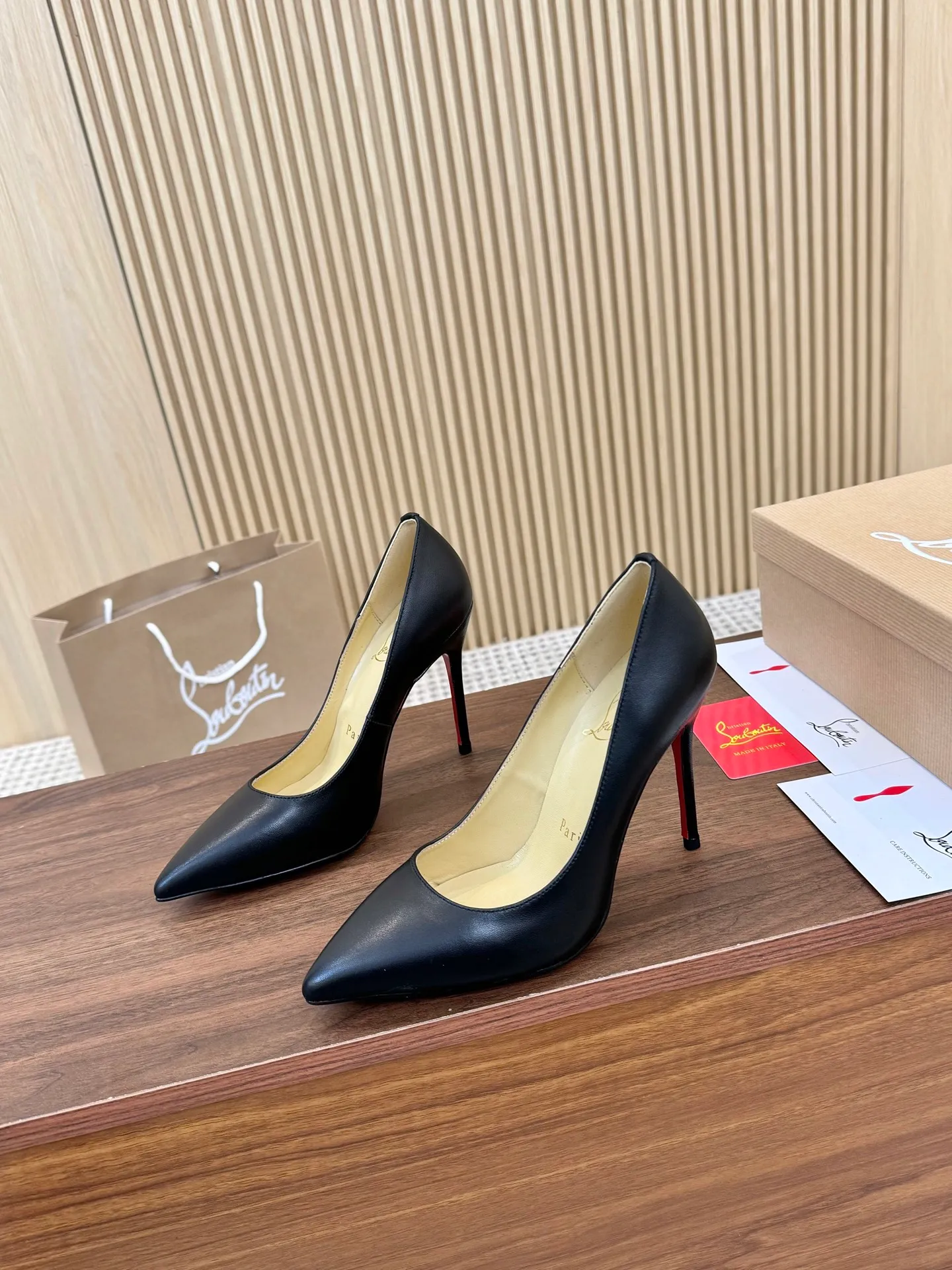 👟👟Ex-factory price 440👟👟 Genuine leather sole +40 Year-round shipment💝Christian Louboutin CL👠 Classic "Matte💎Cow Leather💎Series" noble and luxurious, real blingbling👟👟 Real materials, all customized by the pattern maker, and the materials are made of original customized materials to achieve the taste of the original 6 color options 💍 Upper: Imported 👉 cowhide 💪 Lining: Sheepskin foot pad/lining Size: 34-40.41.42 Heel height: 10.5cm and 8.5cm two options Leather sole Rubber sole